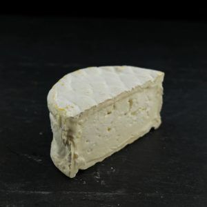 Duc de Bourgogne 72+ er produceret af økologisk, fransk komælk på Mejeriet Fromagerie Delin og du kan købe den eksklusivt hos Osten ved Kultorvet