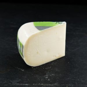 Gedegouda ”Moden Ged” 50+ er produceret af økologisk, hollandsk gedemælk på Henri Willig Mejeri og du kan købe den eksklusivt hos Osten ved Kultorvet.