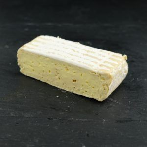 Benedict Klosterost Esrom Hvidskimmel ost 60+ Mild, er produceret af økologisk, dansk mælk på Gedsted Mejeri og forhandles af Osten ved Kultorvet.