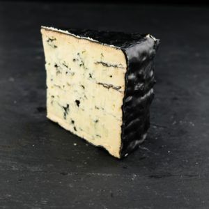 Blå Grubé Blåskimmel ost 60+ Lagret, er produceret af økologisk, dansk mælk af Thise Mejeri på Gedsted Mejeri og sælges hos Osten ved Kultorvet.
