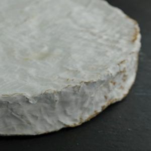 Brie de Meaux AOC 45+ er produceret af økologisk, fransk råmælk fra køer på mejeriet Fromagerie Dongé og du kan købe den eksklusivt hos Osten ved Kultorvet.