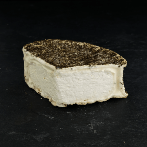 Brie Merlin de Provence 58+ er produceret af økologisk, belgisk gedemælk af Capra Mejeriet i Flandern og du kan købe den eksklusivt hos Osten ved Kultorvet.
