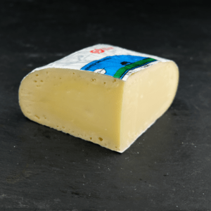 Kongeå Danbo 10+ Guld er produceret af økologisk, dansk komælk på Jernved Mejeri og sælges hos Osten ved Kultorvet.