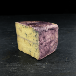 Blå Stilton i Portvin 50+ er produceret af økologisk, engelsk komælk på mejeriet Cropwell Bishop Creamery og herefter marineret i økologisk portvin. Du kan eksklusivt købe denne ost hos Osten ved Kultorvet.