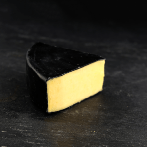 Black Vintage Cheddar 50+ er produceret af økologisk, engelsk komælk på Lye Cross Farm Mejeri og du kan købe den eksklusivt hos Osten ved Kultorvet.
