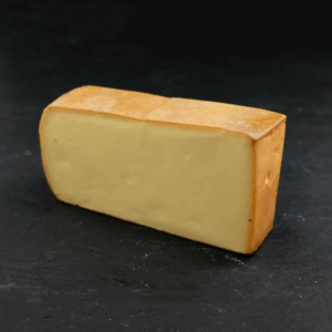Røget Danbo ost 45+ Mellemlagret, er produceret af økologisk, dansk mælk på Thise Mejeri og sælges hos Osten ved Kultorvet.