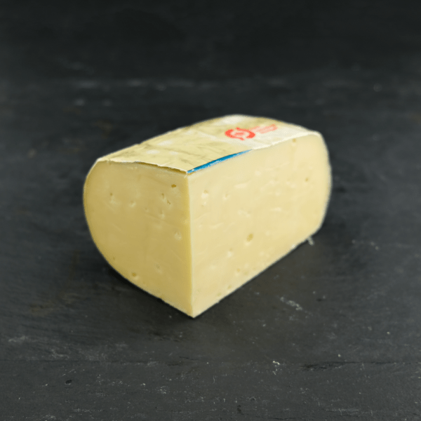 Ostehandlerens Guld Danbo ost 45+ Lagret, er produceret af økologisk, dansk komælk på enten Jernved Mejeri eller Thise Mejeri og forhandles eksklusivt af Osten ved Kultorvet.