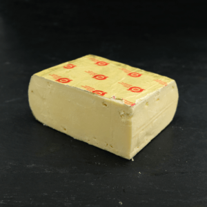Lille Ø Danbo ost 45+ Lagret, er produceret af økologisk, dansk komælk på Them Mejeri og forhandles af Osten ved Kultorvet.