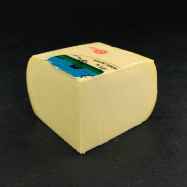 Kongeå Danbo ost 45+ Mellemlagret, er produceret af økologisk, dansk komælk på Jernved Mejeri og sælges hos Osten ved Kultorvet.