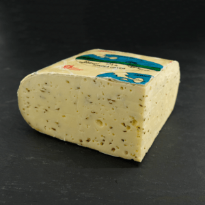 Kongeå Danbo Guld ost 45+ Lagret med Kommen, er produceret af økologisk, dansk mælk på Jernved Mejeri og sælges hos Osten ved Kultorvet.