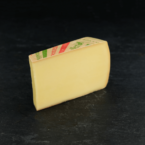 Appenzeller 48+ er produceret af økologisk, schweizisk råmælk fra køer på InterCheese AG Mejeri. Du kan købe denne ost eksklusivt hos Osten ved Kultorvet
