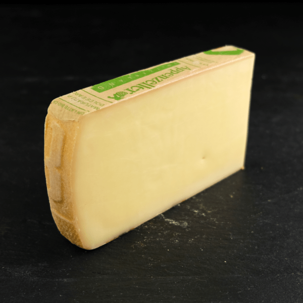 Appenzeller 48+ er produceret af økologisk, schweizisk råmælk fra køer på InterCheese AG Mejeri. Du kan købe denne ost eksklusivt hos Osten ved Kultorvet.