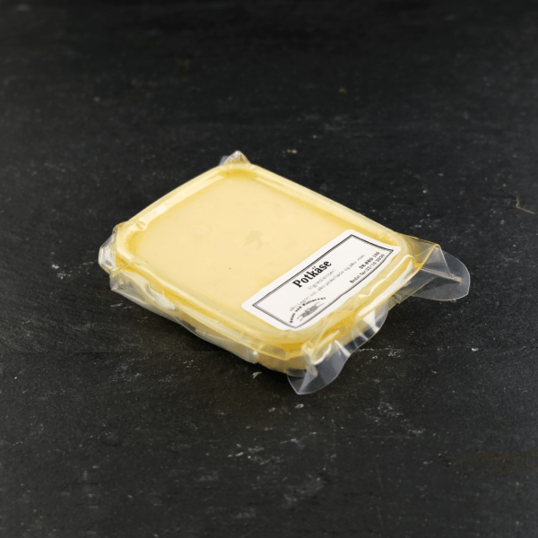 Hjemmelavet Potkäse er en bæredygtig fremgangsmåde til smøreost, fremstillet af økologisk, dansk ost og hjemmelavet hos Osten ved Kultorvet.