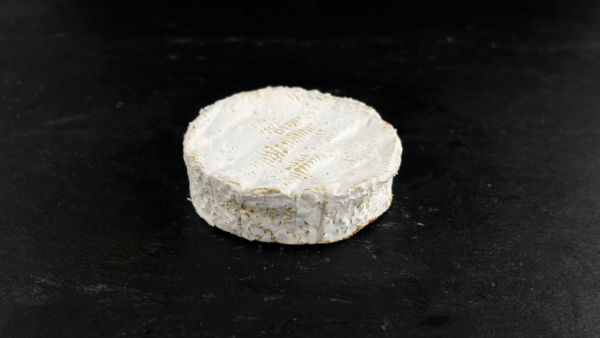 Camembert de Isigny 45+ er produceret af økologisk, fransk råmælk fra køer på Isigny Sainte-Mère Mejeri og du kan købe den eksklusivt hos Osten ved Kultorvet.